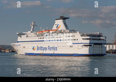 Portsmouth, Angleterre, Royaume-Uni. Bretagne un ferry français roll on roll off entrant dans le port de Portsmouth au Royaume-Uni. Banque D'Images