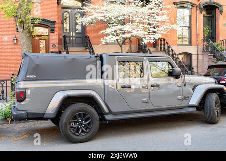 New York City, États-Unis - 23 avril 2024 : Jeep Gladiator pick-up voiture garée à l'extérieur, vue de côté Banque D'Images