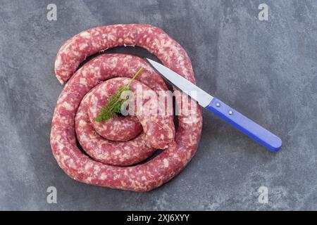 Cru saucisse de Toulouse et couteau Banque D'Images