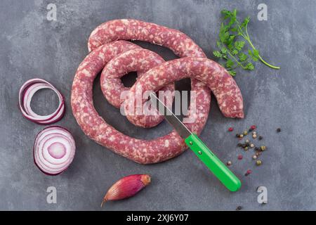 Cru saucisse de Toulouse et couteau Banque D'Images