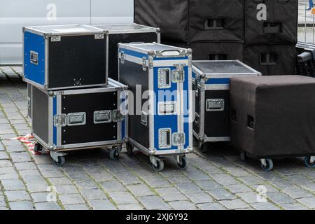 équipement musical pour un spectacle, boîtes en bois avec roues pour équipement de scène de concert avant un concert. Banque D'Images