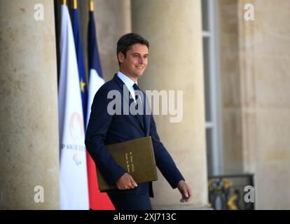 Paris, France, 16 juillet 2024.le premier ministre français Gabriel Attal part après la réunion hebdomadaire du cabinet au Palais présidentiel de l'Elysée à Paris, le 16 juillet 2024. Crédit : Li Yang/China News Service/Alamy Live News Banque D'Images