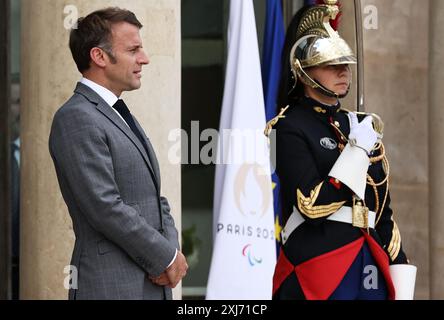 Paris, France. 16 juillet 2024. Le président français Emmanuel Macron attend l'arrivée du président du Comité International Olympique (CIO) Thomas Bach au Palais présidentiel de l'Élysée à Paris, France, le 16 juillet 2024. Crédit : Gao Jing/Xinhua/Alamy Live News Banque D'Images
