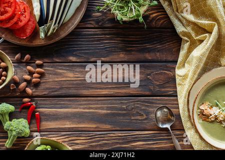 Mise à plat avec des légumes frais et velouté végétarien sur table en bois Banque D'Images