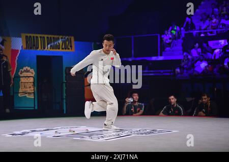 (240717) -- PÉKIN, 17 juillet 2024 (Xinhua) -- L'entraîneur français Mounir Biba (1er R) regarde le breakdancer chinois Shang Xiaoyu concourir dans la division masculine lors de la série olympique qualificative à Budapest, Hongrie, le 23 juin 2024. Deux B-girls et un B-boy de Chine ont obtenu les quotas des Jeux Olympiques de Paris, ce qui est une nouvelle réussite pour la jeune équipe chinoise sous l'entraîneur de la légende française de la rupture Mounir Biba. Le B-boy français Mounir a commencé à apprendre le Breaking à l'âge de 13 ans et a rejoint le célèbre Vagabond Crew à l'âge de 20 ans, remportant 13 championnats du monde individuels et de groupe en Breaking. Son AC Banque D'Images