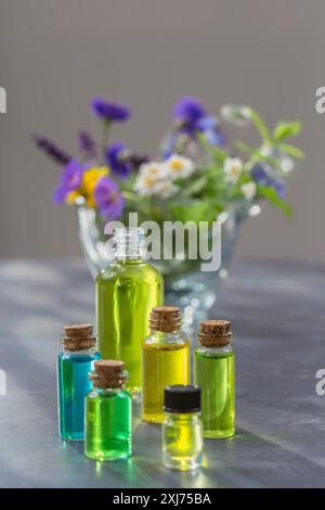 Petites bouteilles d'huiles essentielles Banque D'Images