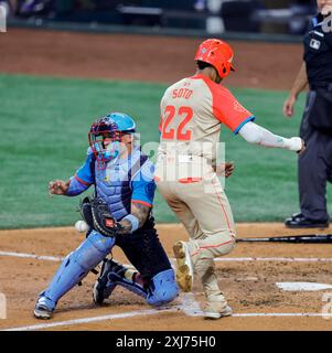 Arlington, États-Unis. 16 juillet 2024. Juan Soto des Yankees de New York (22) marque contre le receveur William Contreras des Brewers de Milwaukee (l) lors de la troisième manche du All Star Game au Globe Life Field à Arlington, Texas, le mardi 16 juillet 2024. Photo de Matt Pearce/UPI crédit : UPI/Alamy Live News Banque D'Images