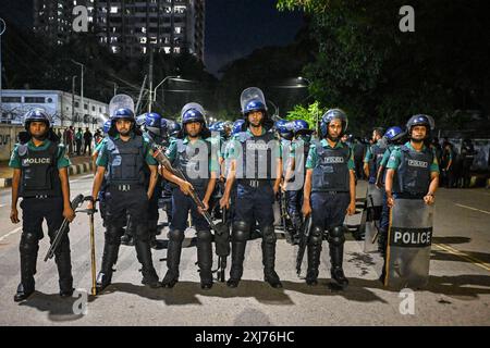 Dhaka, Bangladesh. 16 juillet 2024. La police du Bangladesh prend position dans la zone de l'Université de Dhaka, lors d'affrontements entre des manifestants anti-quotas et des membres de la Bangladesh Chhatra League (BCL) (aile étudiante du parti au pouvoir). Au moins six manifestants ont été tués au Bangladesh le 16 juillet lors de violents affrontements entre des groupes étudiants rivaux à propos des quotas d'emplois gouvernementaux, a déclaré la police, un jour après que plus de 400 autres ont été blessés. Crédit : SOPA images Limited/Alamy Live News Banque D'Images