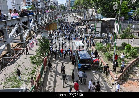 Dhaka, Bangladesh. 16 juillet 2024. Des manifestants anti-quotas affrontent des membres de la Bangladesh Chhatra League (BCL) (aile étudiante du parti au pouvoir), dans la zone du collège de Dhaka. Au moins six manifestants ont été tués au Bangladesh le 16 juillet lors de violents affrontements entre des groupes étudiants rivaux à propos des quotas d'emplois gouvernementaux, a déclaré la police, un jour après que plus de 400 autres ont été blessés. Crédit : SOPA images Limited/Alamy Live News Banque D'Images