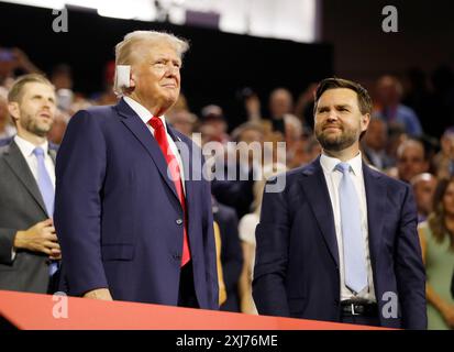 Pékin, États-Unis. 15 juillet 2024. L'ancien président américain Donald Trump (l, front) et le sénateur de l'Ohio J.D. Vance assistent à la Convention nationale républicaine 2024 à Milwaukee, Wisconsin, États-Unis, le 15 juillet 2024. Trump, le candidat républicain présomptif, a reçu suffisamment de votes de délégués lundi pour devenir officiellement le candidat du parti et a annoncé qu'il avait choisi le sénateur de l'Ohio J.D. Vance comme candidat à l'élection présidentielle du 5 novembre. Crédit : Li Jianguo/Xinhua/Alamy Live News Banque D'Images