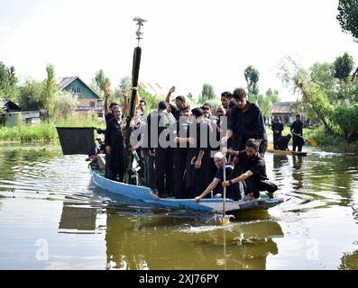 Srinagar, Inde. 16 juillet 2024. Srinagar, Cachemire, Inde, le 16 juillet 2024 : les musulmans chiites du Cachemire crient des slogans religieux alors qu'ils participent à une procession de Mouharram sur des bateaux en bois à l'intérieur du lac Dal, à Srinagar. La pratique de la 9ème procession de Muharram sur Shikaras dans le lac Dal, Srinagar, remonte à l'ère Dogra. Cette tradition vénérée fait partie intégrante de la culture cachemirienne, célébrant Mouharram et rendant hommage au martyre de l'imam Hussain. Photo danoise Showkat/Sipa USA. Crédit : Sipa USA/Alamy Live News Banque D'Images