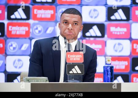 Madrid, Espagne. 16 juillet 2024. Kylian Mbappe, de France, réagit lors de la conférence de presse après sa présentation officielle en tant que joueur du Real Madrid au stade Santiago Bernabeu de Madrid, en Espagne, le 16 juillet 2024. Crédit : Gustavo Valiente/Xinhua/Alamy Live News Banque D'Images