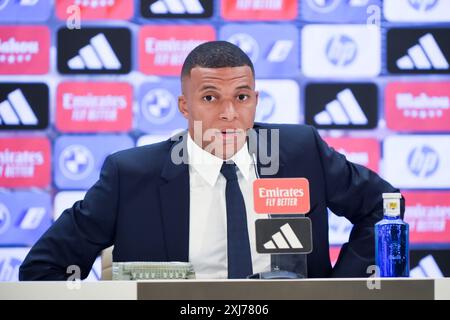 Madrid, Espagne. 16 juillet 2024. Kylian Mbappe, de France, réagit lors de la conférence de presse après sa présentation officielle en tant que joueur du Real Madrid au stade Santiago Bernabeu de Madrid, en Espagne, le 16 juillet 2024. Crédit : Gustavo Valiente/Xinhua/Alamy Live News Banque D'Images