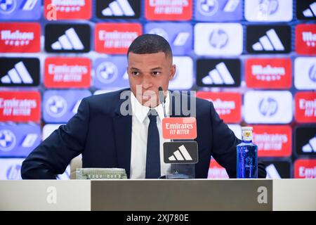 Madrid, Espagne. 16 juillet 2024. Kylian Mbappe, de France, réagit lors de la conférence de presse après sa présentation officielle en tant que joueur du Real Madrid au stade Santiago Bernabeu de Madrid, en Espagne, le 16 juillet 2024. Crédit : Gustavo Valiente/Xinhua/Alamy Live News Banque D'Images