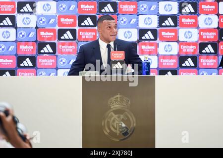 Madrid, Espagne. 16 juillet 2024. Kylian Mbappe, de France, réagit lors de la conférence de presse après sa présentation officielle en tant que joueur du Real Madrid au stade Santiago Bernabeu de Madrid, en Espagne, le 16 juillet 2024. Crédit : Gustavo Valiente/Xinhua/Alamy Live News Banque D'Images