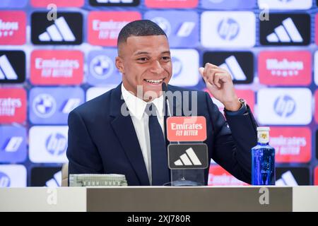 Madrid, Espagne. 16 juillet 2024. Kylian Mbappe, de France, réagit lors de la conférence de presse après sa présentation officielle en tant que joueur du Real Madrid au stade Santiago Bernabeu de Madrid, en Espagne, le 16 juillet 2024. Crédit : Gustavo Valiente/Xinhua/Alamy Live News Banque D'Images