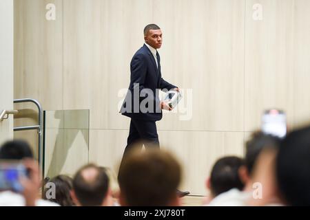 Madrid, Espagne. 16 juillet 2024. Kylian Mbappe, français, arrive à la conférence de presse après sa présentation officielle en tant que joueur du Real Madrid au stade Santiago Bernabeu de Madrid, Espagne, le 16 juillet 2024. Crédit : Gustavo Valiente/Xinhua/Alamy Live News Banque D'Images