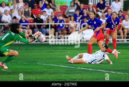 Washington DC, États-Unis. 16 juillet 2024. Gardienne de but de l'équipe nationale du Costa Rica (1) Noelia Bermudez bloque un tir de l'attaquante de l'USWNT (11) Sophia Smith lors d'une rencontre internationale entre l'équipe nationale féminine des États-Unis et l'équipe nationale féminine du Costa Rica à Audi Field à Washington DC Justin Cooper/CSM/Alamy Live News Banque D'Images