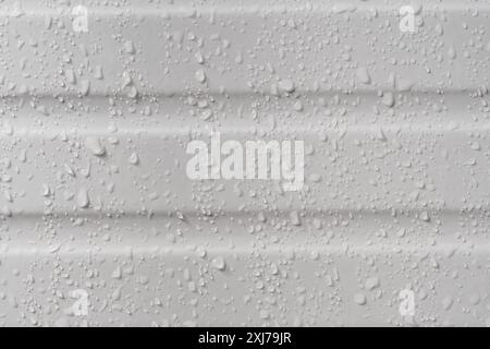 gouttes d'eau sur les carreaux de céramique dans la salle de bains Banque D'Images