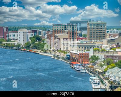 Vue aérienne du quartier historique de Wilmington North Carolina le long de la rivière Cape Fear avec ciel nuageux Banque D'Images