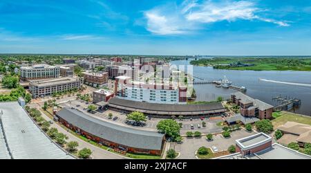 Vue aérienne du quartier historique de Wilmington North Carolina le long de la rivière Cape Fear avec ciel nuageux Banque D'Images