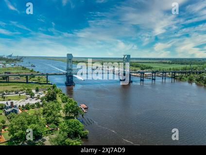 Pont élévateur vertical en acier Cape Fear Memorial Bridge à Wilmington en Caroline du Nord. Transporte l'autoroute US17 entre Brunswick et le comté de New Hanover Banque D'Images