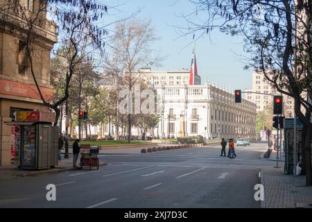 Santiago Chili - 24 juin 2012 ; rue Morandé et façade latérale du Palais présidentiel chilien Banque D'Images