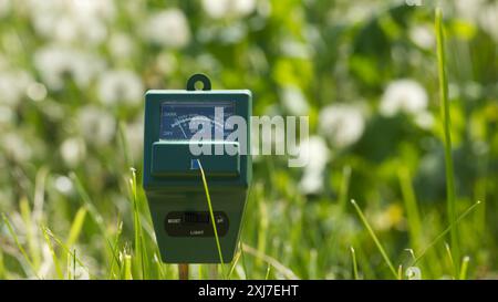 Mètre à trois voies pour mesurer le pH du sol, la lumière et le niveau d'humidité, concept de technologie agricole Banque D'Images