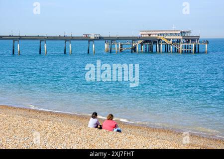 Plage et jetée de Deal, Deal, Kent, Angleterre, Royaume-Uni Banque D'Images