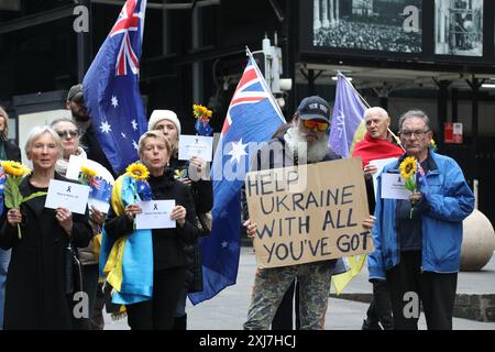 Sydney, Australie. 17 juillet 2024. Des Ukrainiens et d’autres organisent une commémoration à la place Martin pour le 10e anniversaire du massacre du vol MH17. Crédit : Richard Milnes/Alamy Live News Banque D'Images