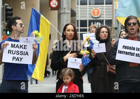 Sydney, Australie. 17 juillet 2024. Des Ukrainiens et d’autres organisent une commémoration à la place Martin pour le 10e anniversaire du massacre du vol MH17. Crédit : Richard Milnes/Alamy Live News Banque D'Images