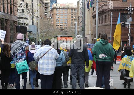 Sydney, Australie. 17 juillet 2024. Des Ukrainiens et d’autres organisent une commémoration à la place Martin pour le 10e anniversaire du massacre du vol MH17. Crédit : Richard Milnes/Alamy Live News Banque D'Images