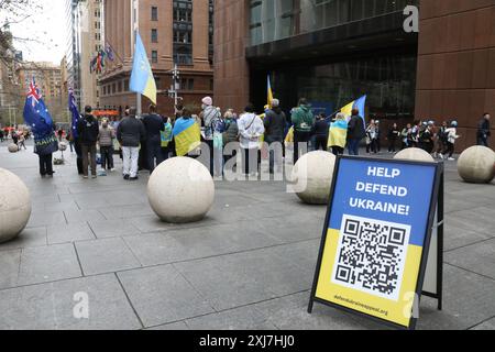 Sydney, Australie. 17 juillet 2024. Des Ukrainiens et d’autres organisent une commémoration à la place Martin pour le 10e anniversaire du massacre du vol MH17. Crédit : Richard Milnes/Alamy Live News Banque D'Images