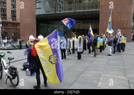 Sydney, Australie. 17 juillet 2024. Des Ukrainiens et d’autres organisent une commémoration à la place Martin pour le 10e anniversaire du massacre du vol MH17. Crédit : Richard Milnes/Alamy Live News Banque D'Images