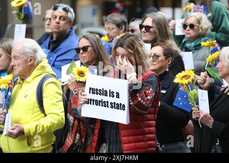 Sydney, Australie. 17 juillet 2024. Des Ukrainiens et d’autres organisent une commémoration à la place Martin pour le 10e anniversaire du massacre du vol MH17. Crédit : Richard Milnes/Alamy Live News Banque D'Images