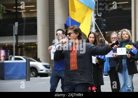 Sydney, Australie. 17 juillet 2024. Des Ukrainiens et d’autres organisent une commémoration à la place Martin pour le 10e anniversaire du massacre du vol MH17. Crédit : Richard Milnes/Alamy Live News Banque D'Images