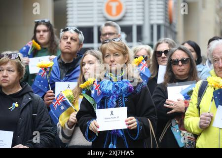 Sydney, Australie. 17 juillet 2024. Des Ukrainiens et d’autres organisent une commémoration à la place Martin pour le 10e anniversaire du massacre du vol MH17. Crédit : Richard Milnes/Alamy Live News Banque D'Images