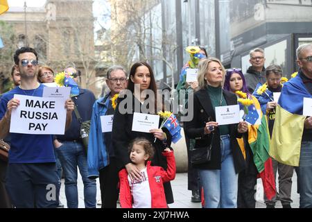 Sydney, Australie. 17 juillet 2024. Des Ukrainiens et d’autres organisent une commémoration à la place Martin pour le 10e anniversaire du massacre du vol MH17. Crédit : Richard Milnes/Alamy Live News Banque D'Images