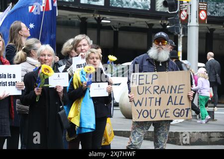 Sydney, Australie. 17 juillet 2024. Des Ukrainiens et d’autres organisent une commémoration à la place Martin pour le 10e anniversaire du massacre du vol MH17. Crédit : Richard Milnes/Alamy Live News Banque D'Images