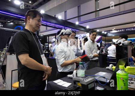 Tokyo, Japon. 04 juillet 2024. Les visiteurs de XR Fair Tokyo VR/AR/MR utilisent des casques VR. Tokyo, 4 juillet 2024. - 20240704 PD18119 crédit : APA-PictureDesk/Alamy Live News Banque D'Images