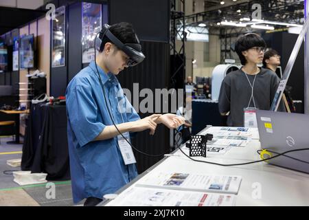 Tokyo, Japon. 04 juillet 2024. Le visiteur de XR Fair Tokyo VR/AR/MR utilise un casque IRM. Tokyo, 4 juillet 2024. - 20240704 PD18114 crédit : APA-PictureDesk/Alamy Live News Banque D'Images