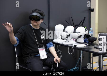 Tokyo, Japon. 04 juillet 2024. Exposant de XR Fair Tokyo VR/AR/MR utilise un casque VR. Tokyo, 4 juillet 2024. - 20240704 PD18112 crédit : APA-PictureDesk/Alamy Live News Banque D'Images