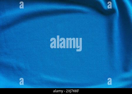 Tissu bleu vêtements de sport maillot de football avec fond en mesh texturé Banque D'Images