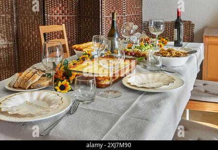 Une élégante table de vacances Shavuot avec du vin, du fromage, des fruits et des décorations de vacances, prête pour un repas de vacances juif traditionnel. Joyeux Shavuot inscript Banque D'Images