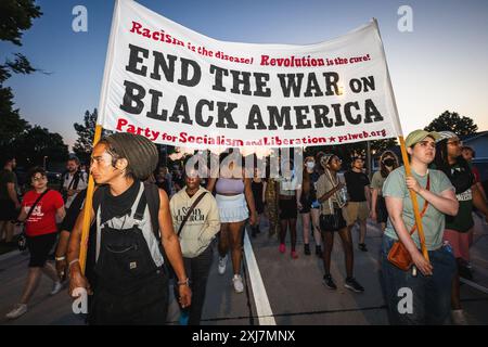 Milwaukee, Wisconsin, États-Unis. 16 juillet 2024. Les militants et les membres de la communauté ont une veillée et un rassemblement pour la mémoire de SAM SHARPE qui a été tué par la police plus tôt dans la matinée. (Crédit image : © Dave Decker/ZUMA Press Wire) USAGE ÉDITORIAL SEULEMENT! Non destiné à UN USAGE commercial ! Banque D'Images