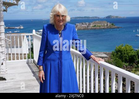 Dossier photo datée du 16/07/24 de la reine Camilla lors d’une visite à Hauteville House, la résidence de l’écrivain Victor Hugo lors de son exil à Guernesey, à Saint Peter Port, Guernesey, lors de sa visite de deux jours aux îles Anglo-Normandes. La reine célèbre son 77e anniversaire, alors qu'elle se prépare à assister à l'ouverture du Parlement par l'État. Le grand jour de Camilla a coïncidé avec le pageantry politique qui verra le roi et la reine voyager en cortège de calèche à la Chambre des lords, où Charles prononcera le discours du second roi de son règne. Date d'émission : mercredi 17 juillet 2024. Banque D'Images