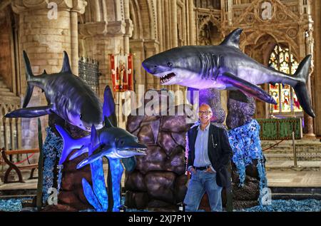 Peterborough, Royaume-Uni. 15 juillet 2024. L'artiste Corrado Canonici avec son exposition « les monstres de la mer », qui s'ouvre aujourd'hui à la cathédrale de Peterborough, présentant une variété de créatures de l'océan. Ceux-ci vont des Ammonites aux géants des profondeurs, du passé et du présent. 'Monstres de la mer', Cathédrale de Peterborough, Peterborough, Cambridgeshire, le 15 juillet, 2024. crédit : Paul Marriott/Alamy Live News Banque D'Images