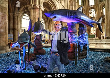 Peterborough, Royaume-Uni. 15 juillet 2024. L'artiste Corrado Canonici avec son exposition « les monstres de la mer », qui s'ouvre aujourd'hui à la cathédrale de Peterborough, présentant une variété de créatures de l'océan. Ceux-ci vont des Ammonites aux géants des profondeurs, du passé et du présent. 'Monstres de la mer', Cathédrale de Peterborough, Peterborough, Cambridgeshire, le 15 juillet, 2024. crédit : Paul Marriott/Alamy Live News Banque D'Images