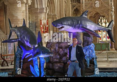 Peterborough, Royaume-Uni. 15 juillet 2024. L'artiste Corrado Canonici avec son exposition « les monstres de la mer », qui s'ouvre aujourd'hui à la cathédrale de Peterborough, présentant une variété de créatures de l'océan. Ceux-ci vont des Ammonites aux géants des profondeurs, du passé et du présent. 'Monstres de la mer', Cathédrale de Peterborough, Peterborough, Cambridgeshire, le 15 juillet, 2024. crédit : Paul Marriott/Alamy Live News Banque D'Images