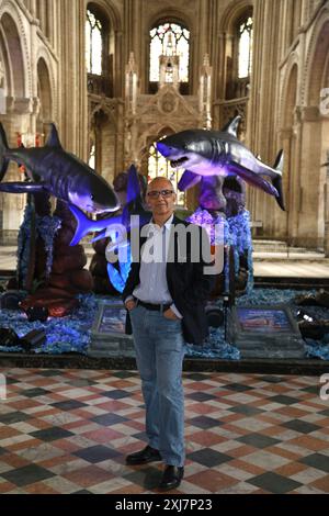 Peterborough, Royaume-Uni. 15 juillet 2024. L'artiste Corrado Canonici avec son exposition « les monstres de la mer », qui s'ouvre aujourd'hui à la cathédrale de Peterborough, présentant une variété de créatures de l'océan. Ceux-ci vont des Ammonites aux géants des profondeurs, du passé et du présent. 'Monstres de la mer', Cathédrale de Peterborough, Peterborough, Cambridgeshire, le 15 juillet, 2024. crédit : Paul Marriott/Alamy Live News Banque D'Images